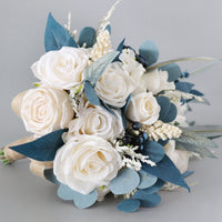 Bouquet à la main de roses champagne bleu paon