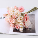 Bouquet à la main de roses roses blanches