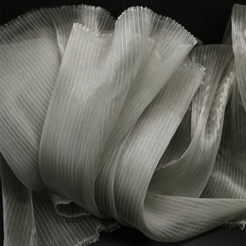 Tissu de style de robe de mariée à texture plissée brillante gris clair