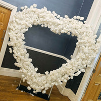 Flowerva Mur de roses blanches de 2,4 m, atmosphère romantique, décoration de mariage en forme de cœur, intérieur