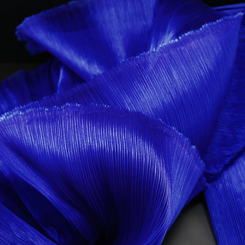 Tissu de style pour robe de mariée à texture plissée brillante bleu Klein
