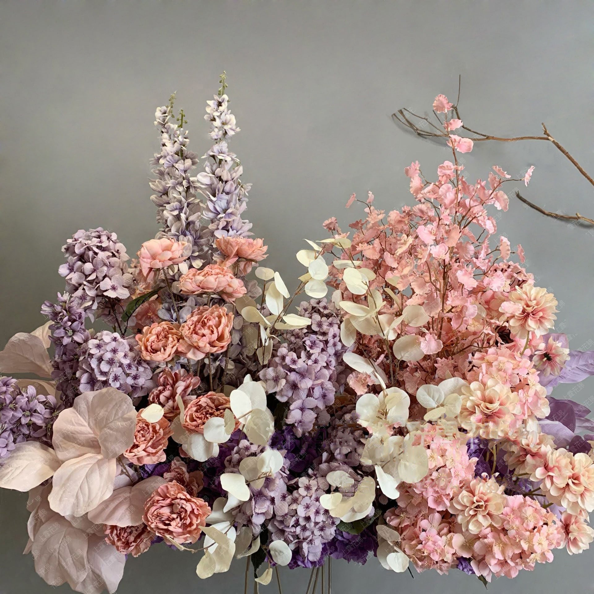 Arrangement de luxe avec hortensia rose, palmier, jacinthe, fleurs de mariage, arrangement au sol