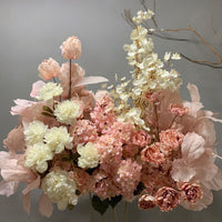 Arrangement de luxe avec hortensia rose, palmier, jacinthe, fleurs de mariage, arrangement au sol