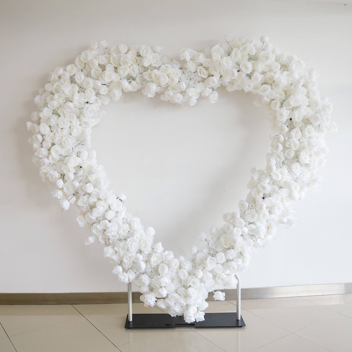Flowerva Mur de roses blanches de 2,4 m, atmosphère romantique, décoration de mariage en forme de cœur, intérieur